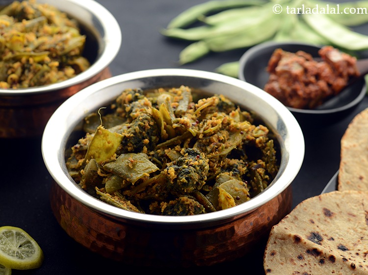 स्टेप 18 – <a href=""https://www.tarladalal.com/Roti-(-How-To-Make-Soft-Roti-Or-Phulka-Or-Chapati)-hindi-38565r"" target=""_blank""><strong>रोटी</strong></a> के साथ <strong>वालोर मुठीया नू शाक </strong>को …