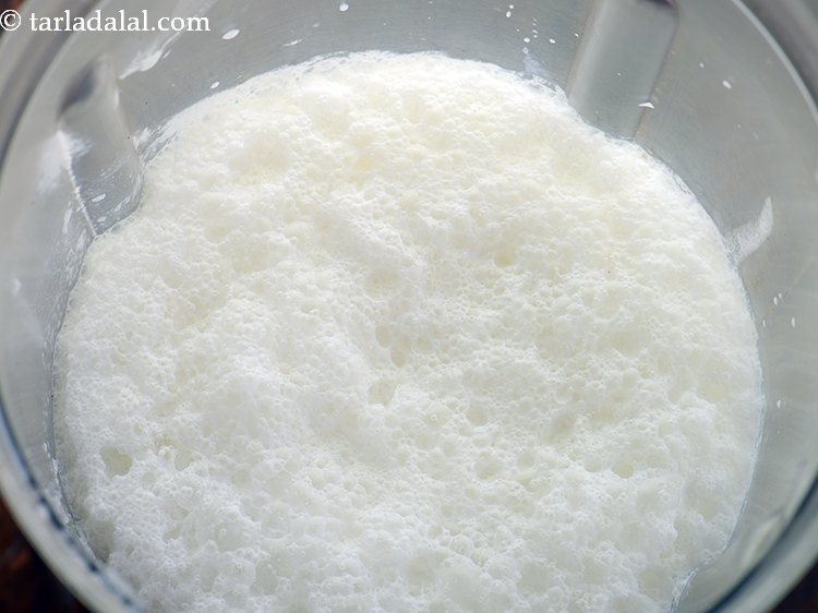 स्टेप 5 – <strong>वेनिला मिल्कशेक</strong> की सभी सामग्रियों को मिक्सर में मिलाएं और …