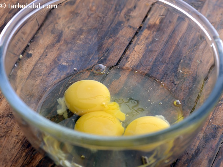 स्टेप 2 – <strong>वेज चीज़ आमलेट</strong> बनाने के लिए | <strong>शाकाहारी आमलेट | …