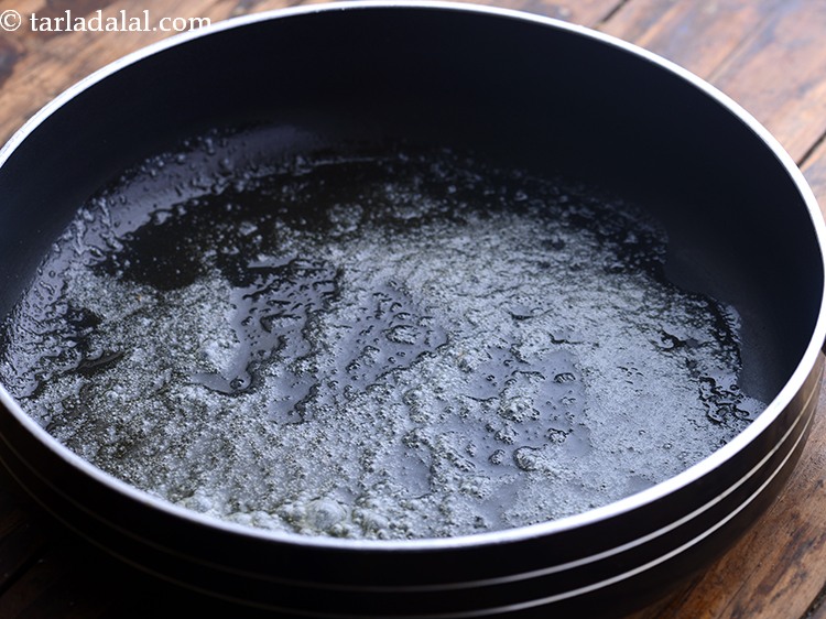 स्टेप 10 – इसके बाद, एक चौड़े नॉन-स्टिक पॅन में मक्खन गरम करें।