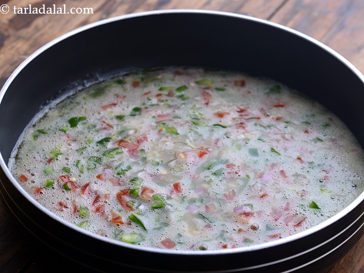 स्टेप 11 – अंडे का मिश्रण डालें।