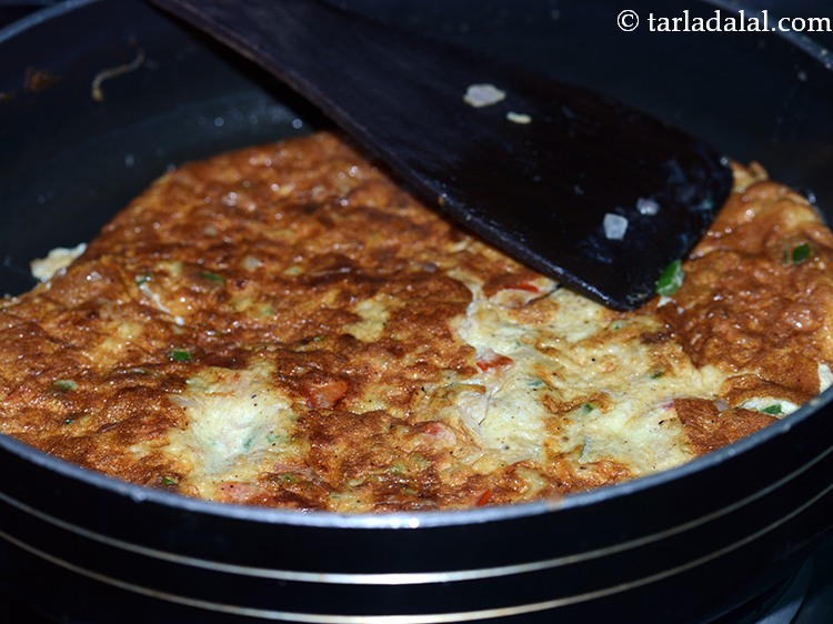 स्टेप 13 – पलटें और मध्यम आंच पर २ मिनट तक पका लें।