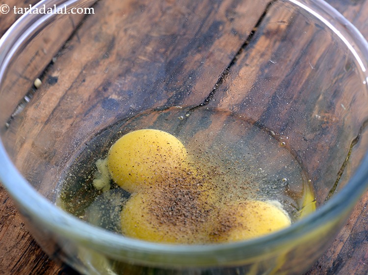 स्टेप 3 – नमक और काली मिर्च डालें।