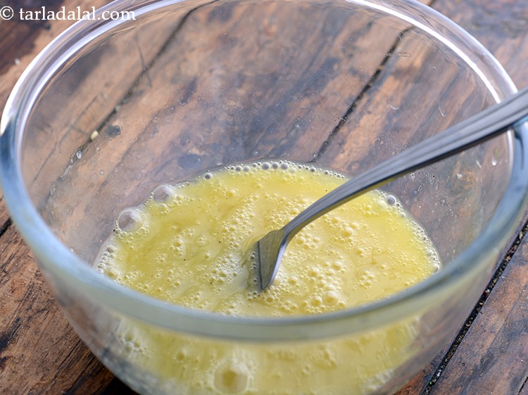 स्टेप 4 – एक कांटा का उपयोग करके अच्छी तरह से फेंट लें।