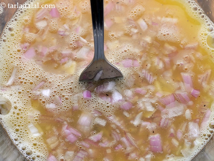 स्टेप 5 – इसके अलावा, प्याज डालें।