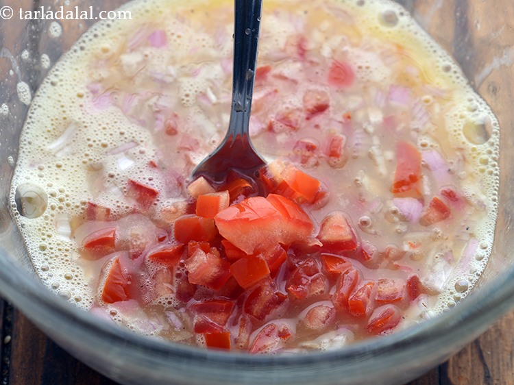 स्टेप 6 – बीज निकाले और बारीक कटे हुए टमाटर डालें।