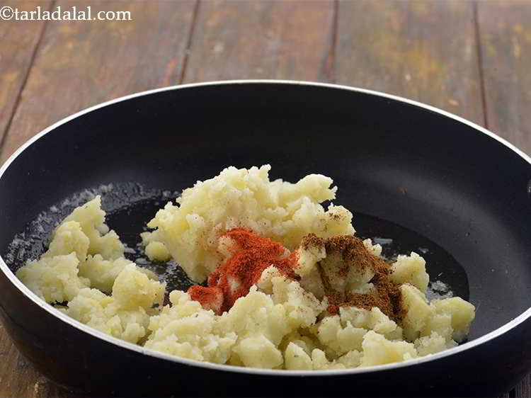 स्टेप 5 – <p>गरम मसाला डालें। यह मसाला मिश्रण भारतीय रेसिपीओ की आत्मा …