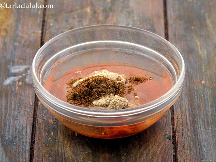 स्टेप 18 – स्वाद से भरपूर गरम मसाला डालें।