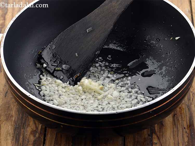 स्टेप 16 – एक गहरे नॉन-स्टिक वाक या पैन में तेल गरम करें …