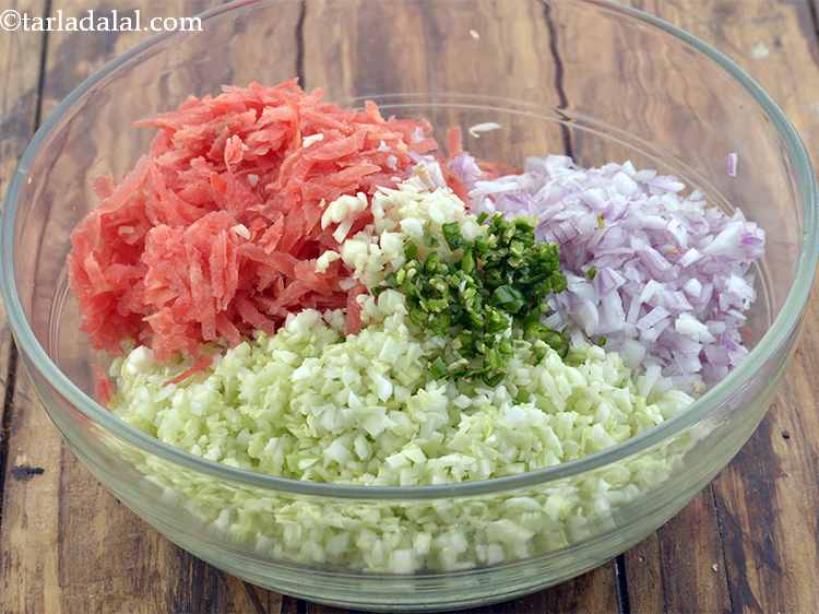 स्टेप 6 – कटोरे में बारीक कटी हरी मिर्च भी डालें।