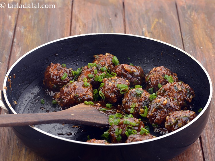 स्टेप 40 – आंच बंद कर दें और हरे प्याज़ के पत्ते डालें। …