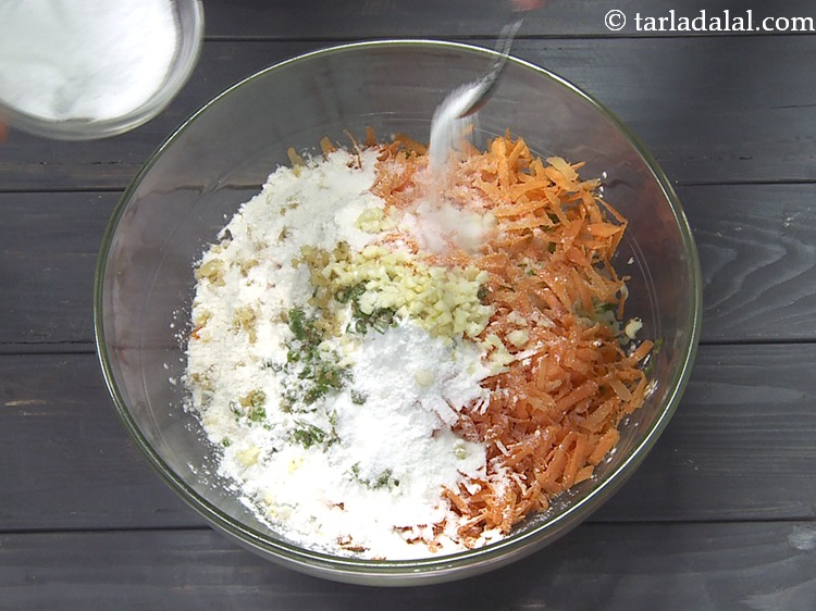 स्टेप 14 – स्वादानुसार <a href=""https://www.tarladalal.com/glossary-salt-namak-table-salt-hindi-418i"">नमक</a> डालें।