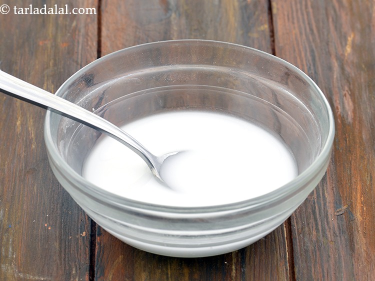 स्टेप 24 – चम्मच से अच्छी तरह मिला लें और कोर्नफ्लोर के मिश्रण …