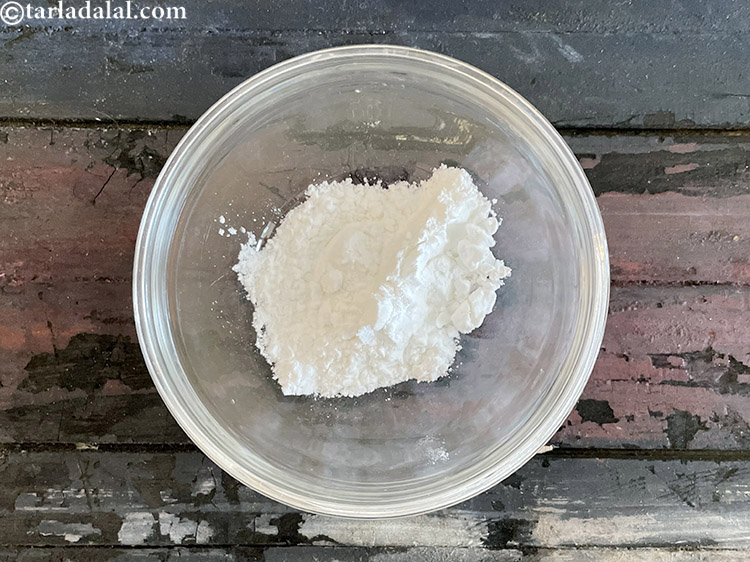 स्टेप 22 – कॉर्नफ्लोर के मिश्रण के लिए, एक बाउल में २ टी-स्पून …