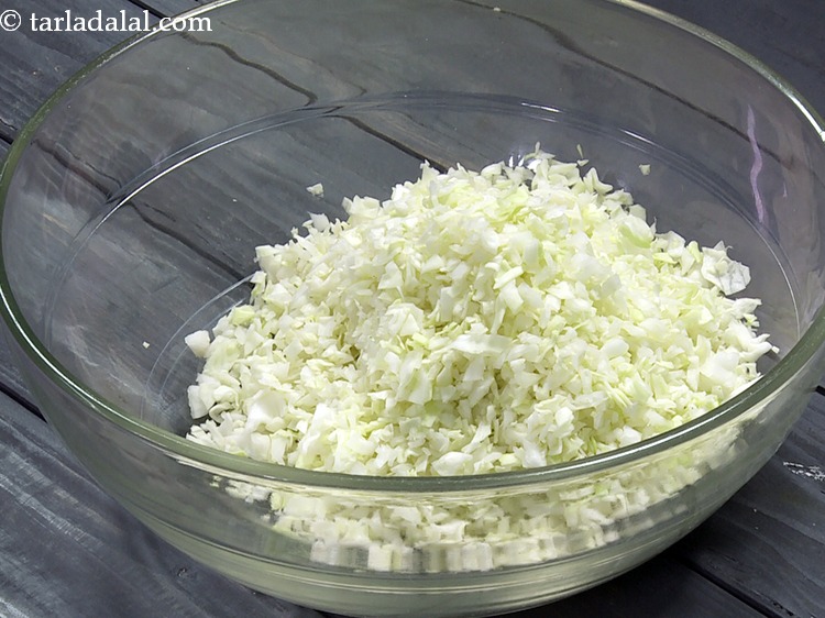 स्टेप 6 – <strong>ड्राई वेज मंचूरियन</strong> के लिए मंचूरियन बॉल्स बनाने के लिए …