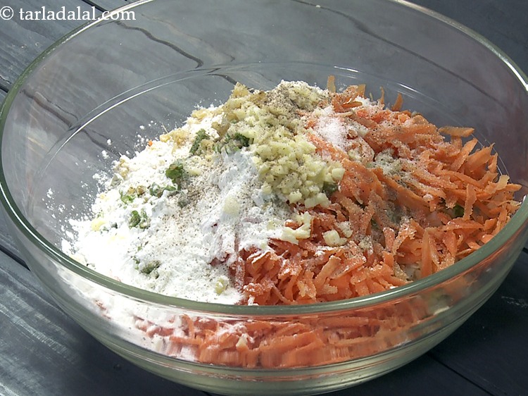 स्टेप 15 – स्वादअनुसार <a href=""https://www.tarladalal.com/glossary-freshly-ground-black-pepper-kalimirch-powder-kali-mirch-ka-powder-hindi-567i"">ताजी पिसी काली मिर्च</a> डालें।