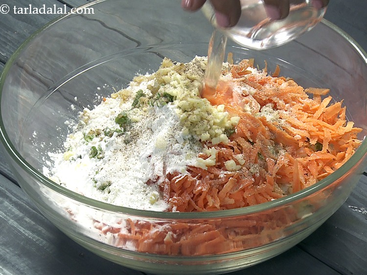 स्टेप 16 – २ टेबल-स्पून पानी डालें।