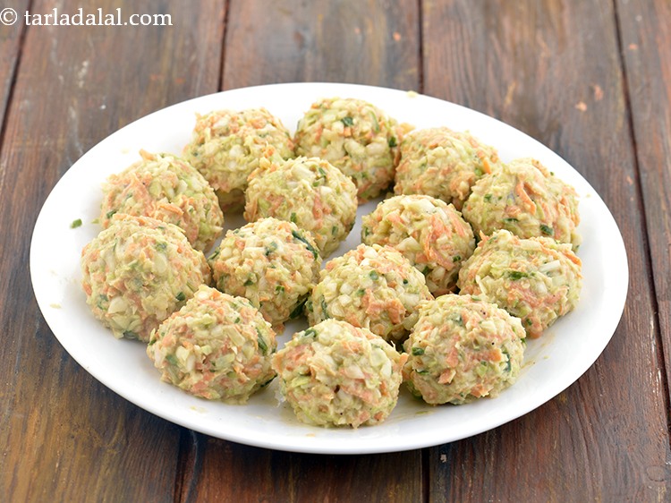 स्टेप 3 – मंचूरियन बॉल्स को आकार देने के लिए, मिश्रण को एक …