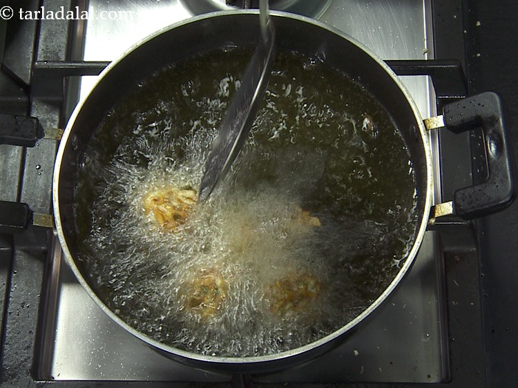 स्टेप 4 – सभी मंचूरियन बॉल्स तलने से पहले एक बॉल को गरम …