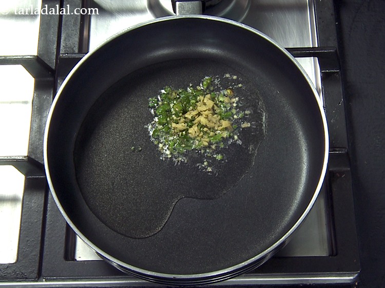 स्टेप 27 – १ टी-स्पून बारीक <a href=""https://www.tarladalal.com/glossary-chopped-ginger-hindi-786i"">कटा हुआ अदरक</a> डालें।