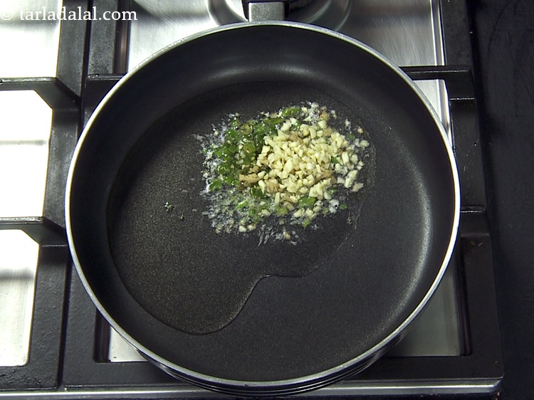 स्टेप 28 – १ १/२ टी-स्पून बारीक <a href=""https://www.tarladalal.com/glossary-chopped-garlic-hindi-790i"">कटा हुआ लहसुन</a> डालें।