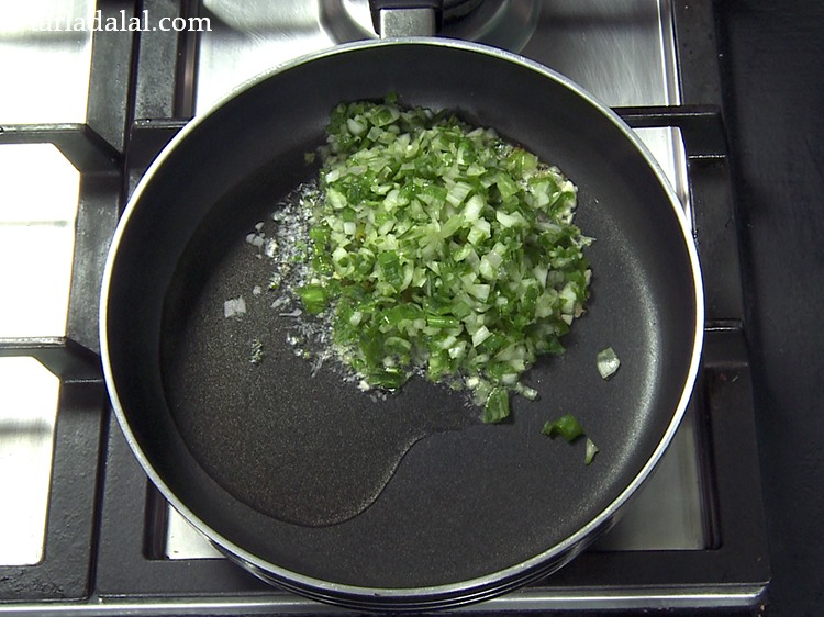 स्टेप 29 – १/२ कप <a href=""https://www.tarladalal.com/glossary-spring-onion-hara-pyaz-hindi-443i#ing_815"" target=""_blank"">बारीक कटे हुए हरे प्याज़ का …