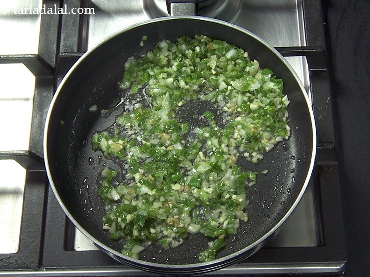 स्टेप 30 – तेज आंच पर कुछ सेकंड के लिए भून लें। ज्यादा …