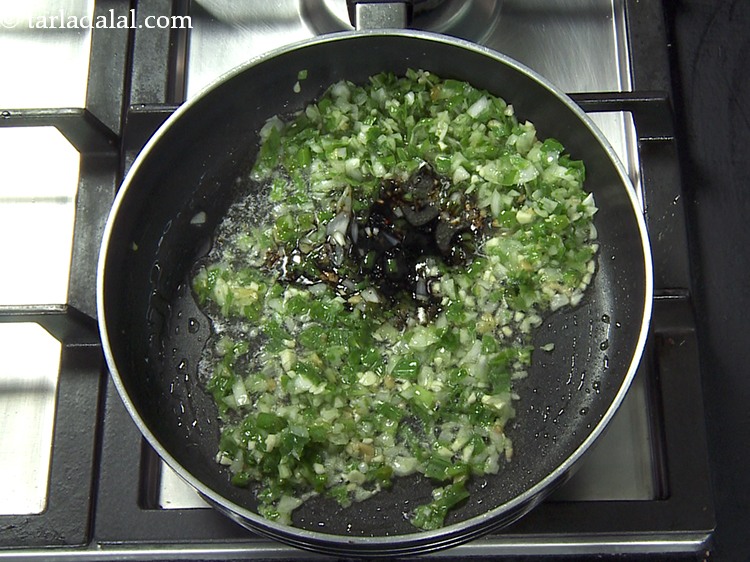 स्टेप 31 – १ १/२ टी-स्पून <a href=""https://www.tarladalal.com/glossary-soy-sauce-soya-sauce-hindi-864i"">सोया सॉस</a> डालें।