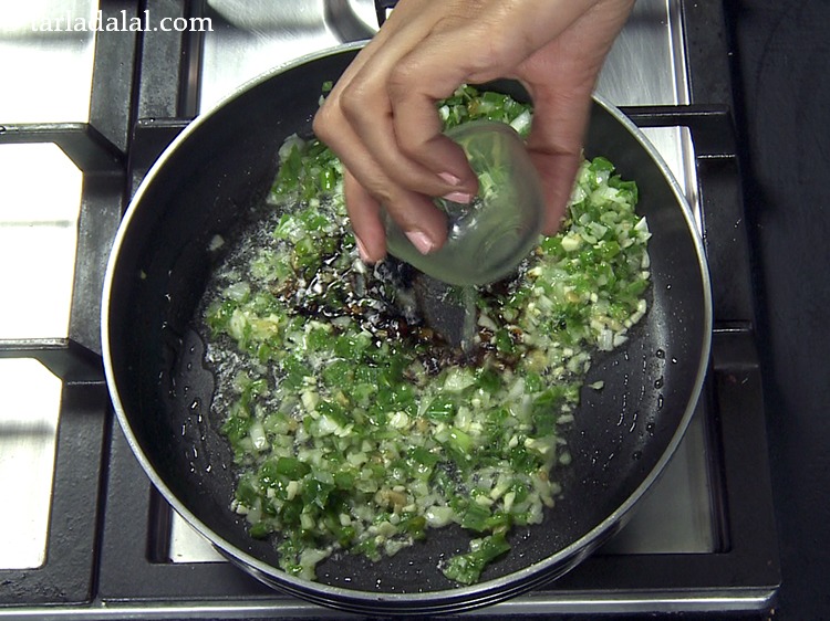 स्टेप 32 – १ टी-स्पून <a href=""https://www.tarladalal.com/glossary-vinegar-sirka-cooking-vinegar-hindi-341i"">सिरका</a> डालें। यह सॉस में हल्का सा …