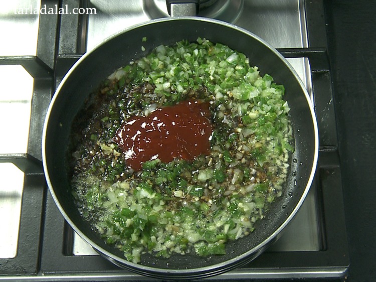 स्टेप 33 – १ १/२ टेबल-स्पून <a href=""https://www.tarladalal.com/glossary-tomato-ketchup-tomato-sauce-hindi-181i"">टमॅटो कैचप</a> डालें।