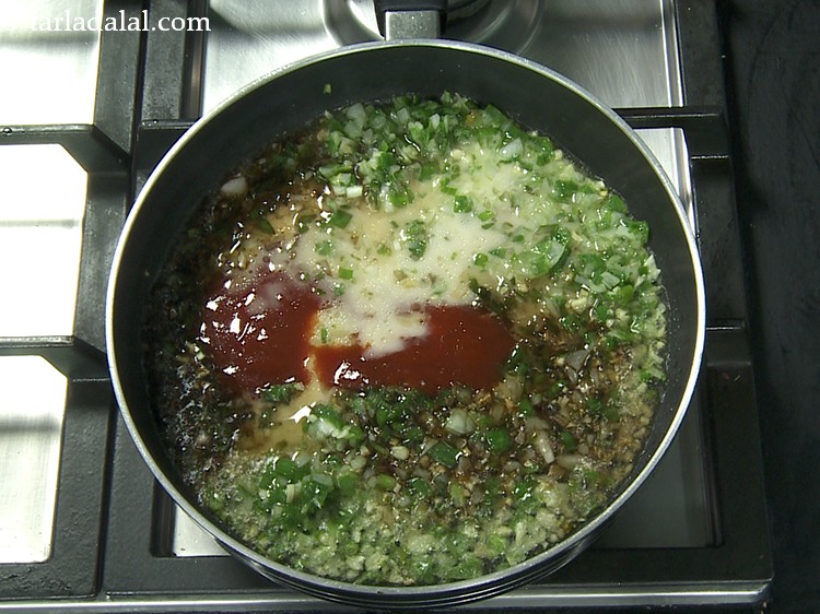 स्टेप 35 – कॉर्नफ्लोर-पानी का मिश्रण डालें। यह सॉस को गाढ़ा करने में …