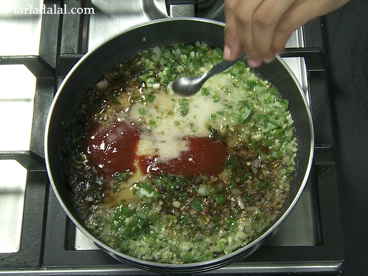 स्टेप 36 – स्वादानुसार <a href=""https://www.tarladalal.com/glossary-salt-namak-table-salt-hindi-418i"">नमक</a> डालें।