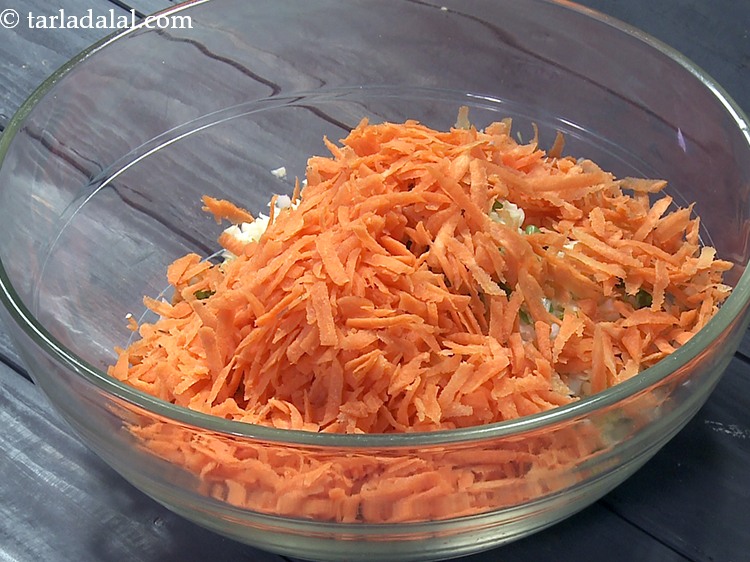 स्टेप 8 – १ कप <a href=""https://www.tarladalal.com/glossary-grated-carrot-hindi-816i"">कसा हुआ गाजर</a> डालें।