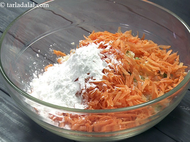 स्टेप 9 – १/४ कप <a href=""https://www.tarladalal.com/glossary-cornflour-cornstarch-maize-starch-corn-flour-hindi-112i"">कॉर्नफ्लोर</a> डालें। यह सब्जियों को बांधने में …