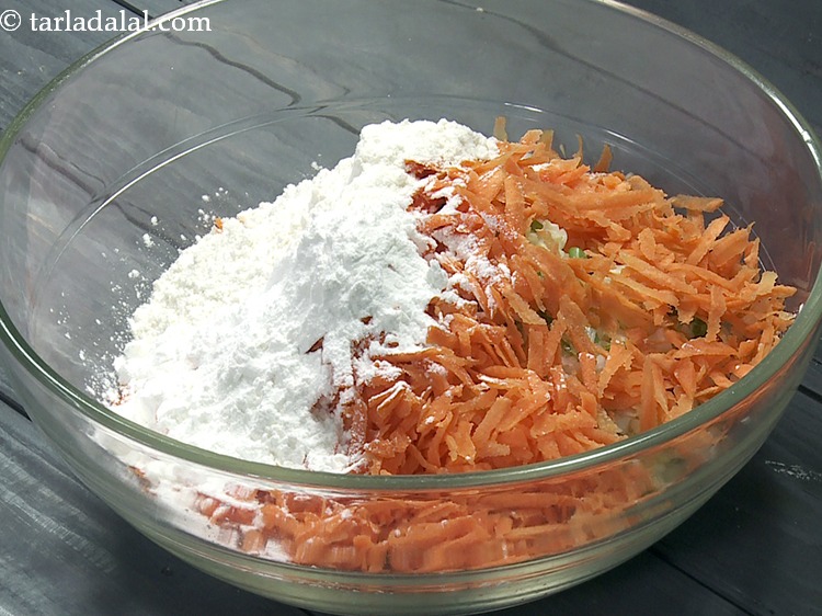 स्टेप 10 – १/४ कप <a href=""https://www.tarladalal.com/glossary-plain-flour-maida-hindi-188i"">मैदा</a> डालें। यह बॉल्स को क्रिस्पी बनाने …