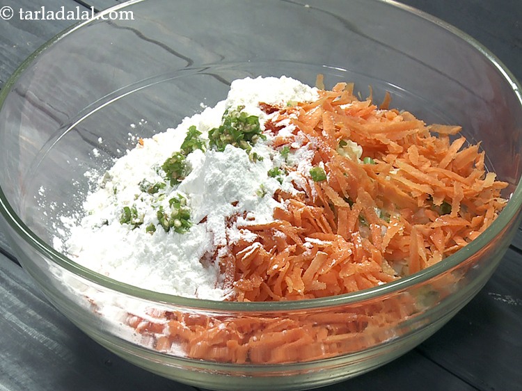 स्टेप 11 – २ टी-स्पून बारीक <a href=""https://www.tarladalal.com/glossary-chopped-green-chilli-hindi-820i"">कटी हुई हरी मिर्च</a>&nbsp;डालें।