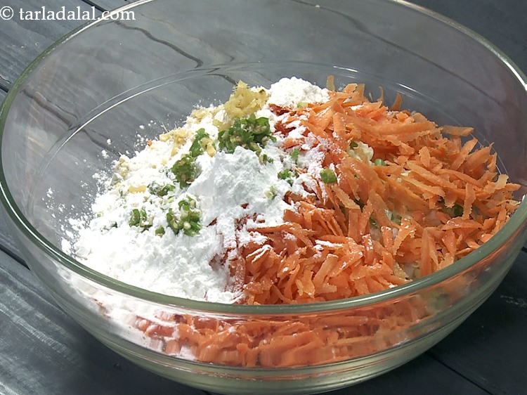 स्टेप 12 – १ टी-स्पून बारीक <a href=""https://www.tarladalal.com/glossary-chopped-ginger-hindi-786i"">कटा हुआ अदरक</a> डालें।