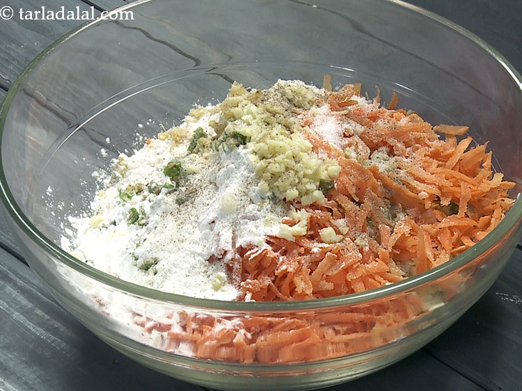 स्टेप 13 – २ टी-स्पून बारीक <a href=""https://www.tarladalal.com/glossary-chopped-garlic-hindi-790i"">कटा हुआ लहसुन</a> डालें।