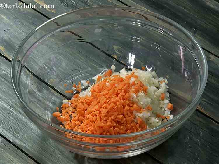 स्टेप 3 – इसमें बारीक कटी हुई गाजर डालें। आप उन्हें मोटे तौर …