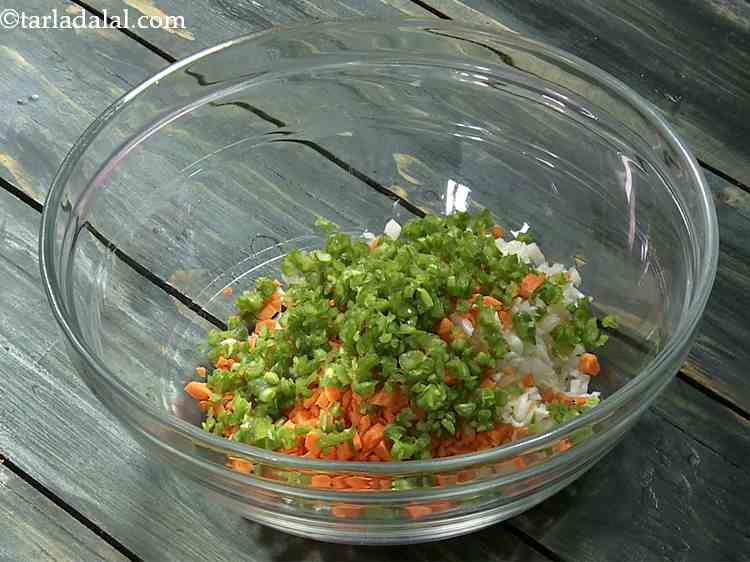 स्टेप 4 – अब इसमें बारीक कटी हुई फ्रेंच बीन्स डालें।