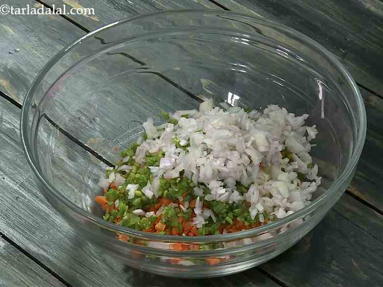 स्टेप 5 – बारीक कटे हुए प्याज डालें।