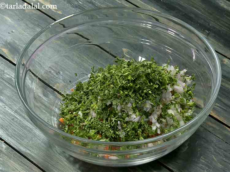स्टेप 6 – बारीक कटा हुआ हरा धनिया डालें। भारतीय भोजन निश्चित रूप …