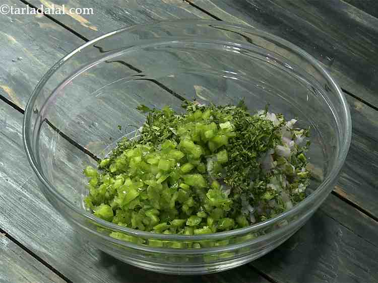 स्टेप 7 – बारीक कटी हुई शिमला मिर्च डालें। आप इसे और अधिक …