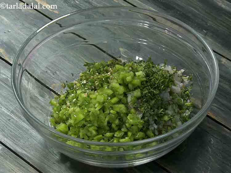 स्टेप 8 – बारीक कटी हुई हरी मिर्च डालें। मसाले का एक संकेत …