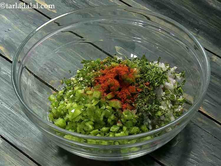 स्टेप 9 – मिर्च पाउडर डालें। आप हरी मिर्च की पेस्ट भी डाल …