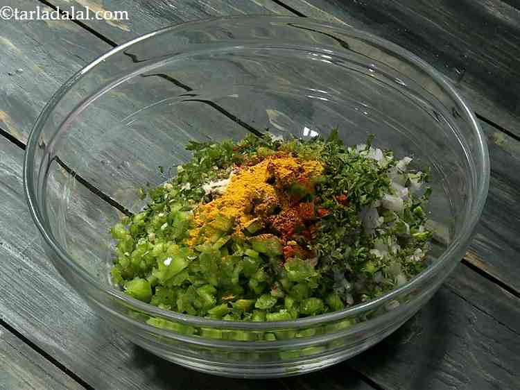 स्टेप 11 – हल्दी पाउडर डालें। यह घोल को एक अच्छा रंग देता …