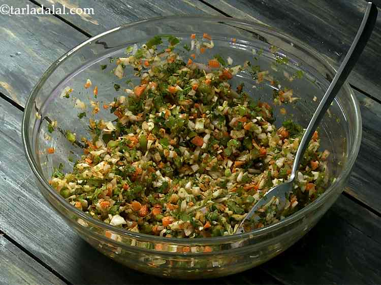 स्टेप 13 – स्वादअनुसार नमक डालें और अच्छी तरह मिलाएँ।