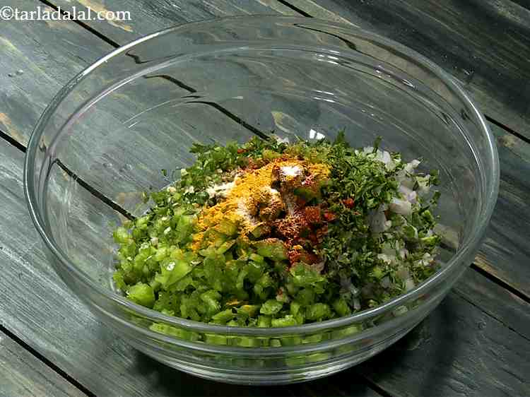 स्टेप 12 – आखिर में एक चुटकी बेकिंग सोडा डालें। यह वेज पकोड़ा …