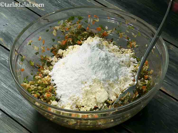 स्टेप 14 – बेसन और चावल का आटा डालें। वे न केवल सभी …