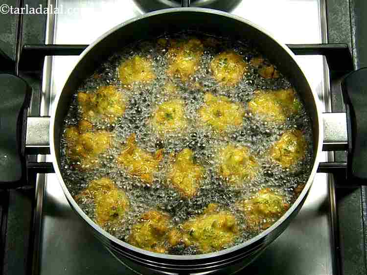 स्टेप 17 – थोडा-थोडा चम्मचभर मिश्रण को अपनी उँगलियों से तेल में डालें …